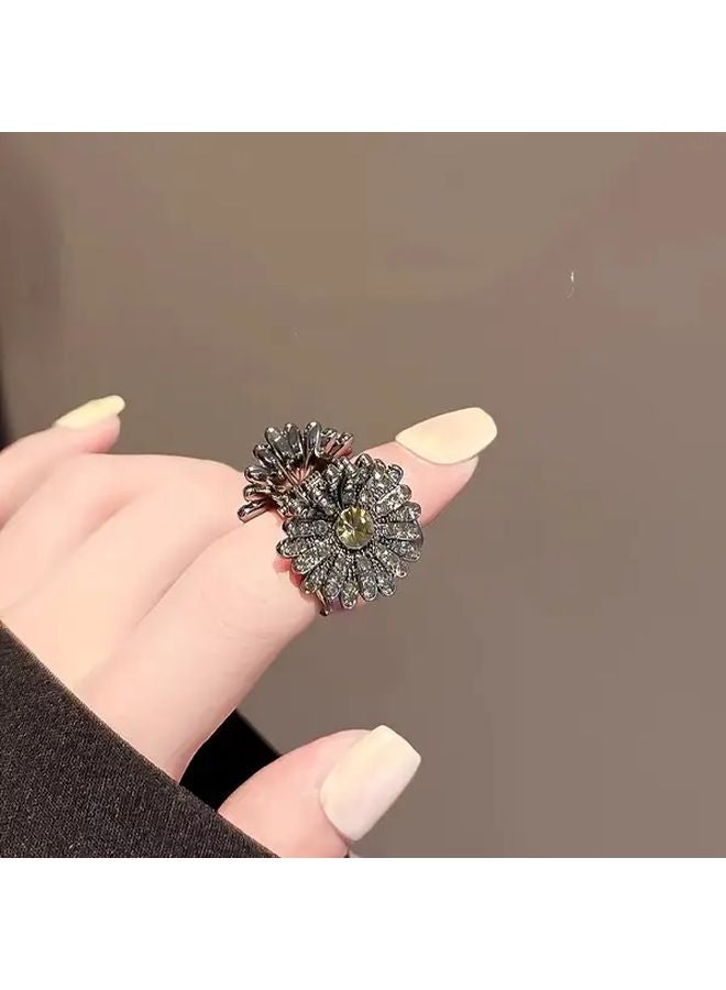مشبك شعر صغير مرصع بحجر الأقحوان بتصميم زهري كلاسيكي للنساء - Image 3